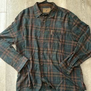 Men’s plaid button up